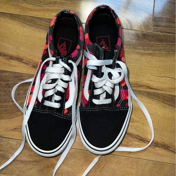 Vans Shoes - Vans Old Skool Low Black & Hearts Print Women’s Skate Shoes Size 6.5 Mens 5.0